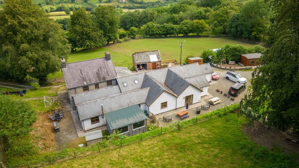 Property photo 2 of 31
