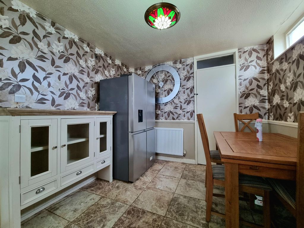 Property photo 3 of 10 Kitchen