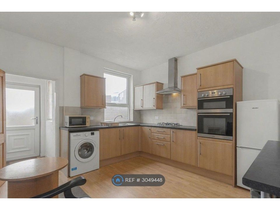 Property photo 3 of 10 Fully Fitted Kitchen