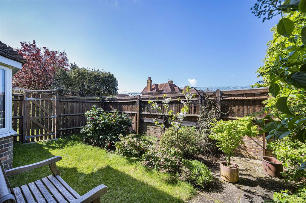 Property photo 2 of 31 Side Garden