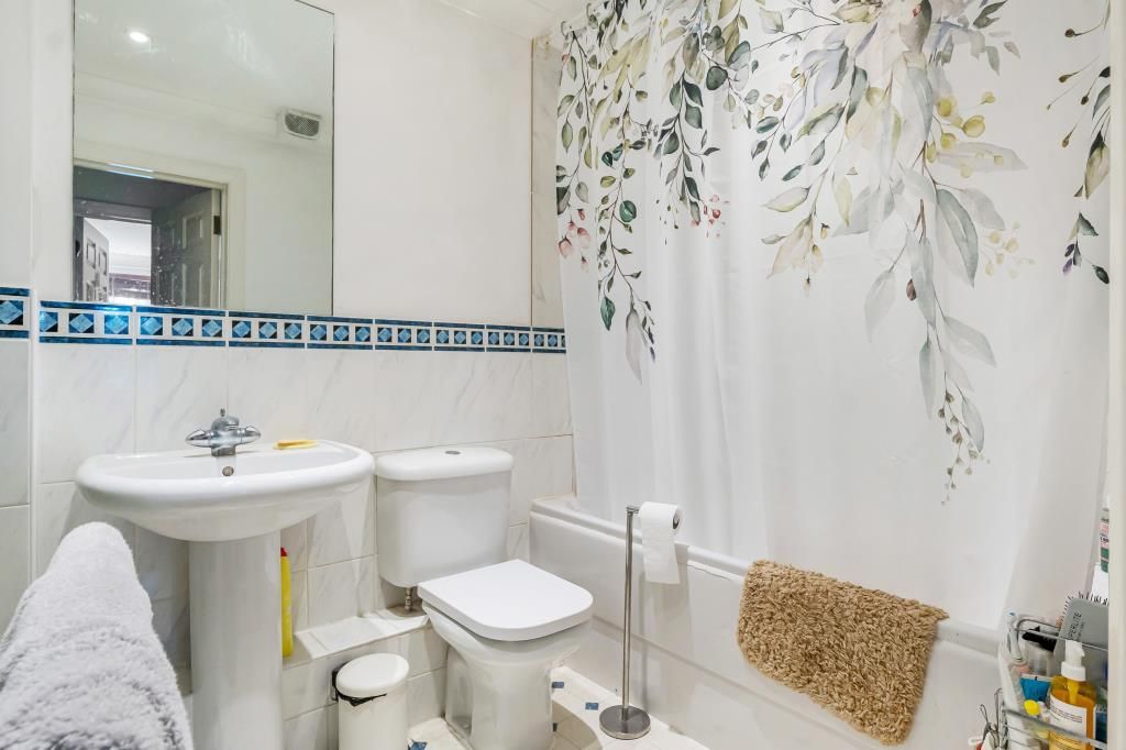 Property photo 3 of 19 Bathroom