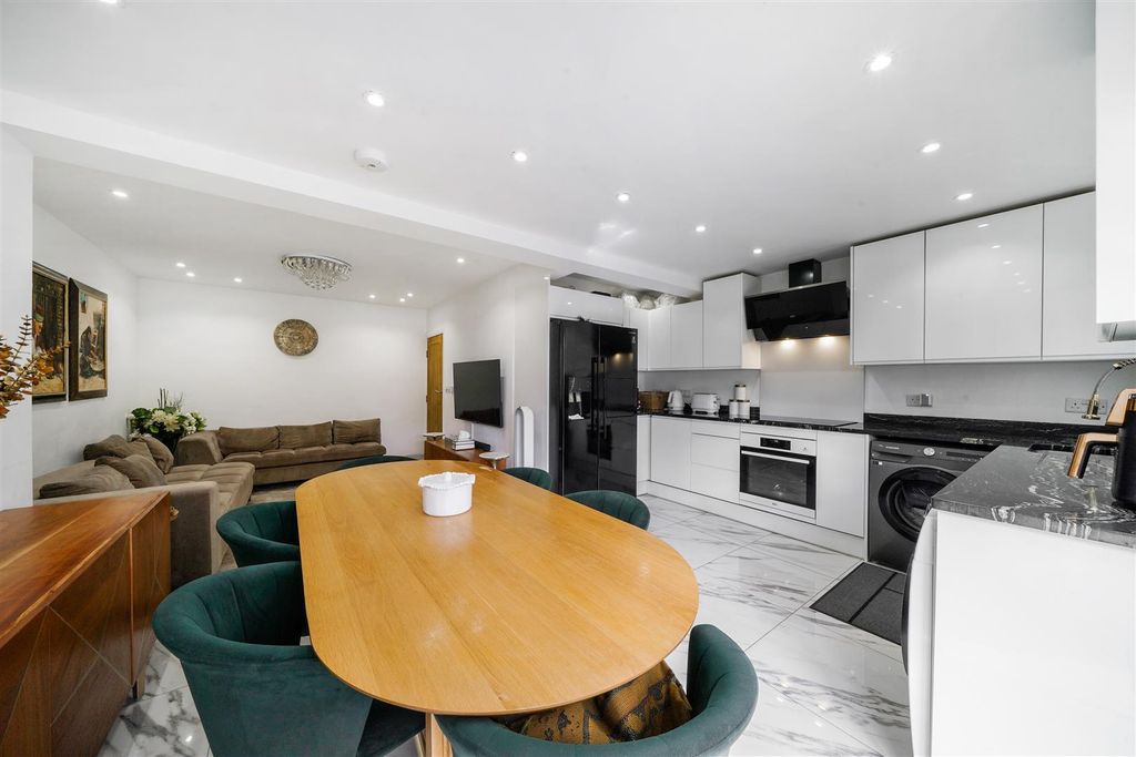 Property photo 3 of 15 20 Robin Hood Way - Uhe3Oo636Xgznpuixzx6.Jpg