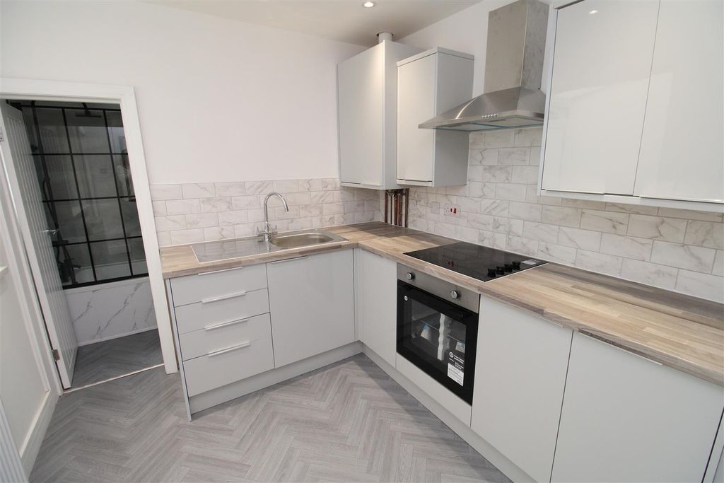 Property photo 1 of 8 Kitchen 2.Jpg