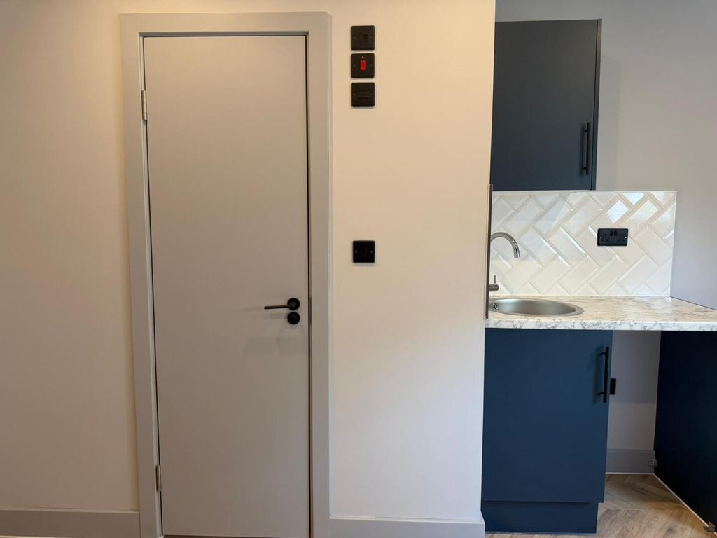 Property photo 3 of 9 Kitchen
