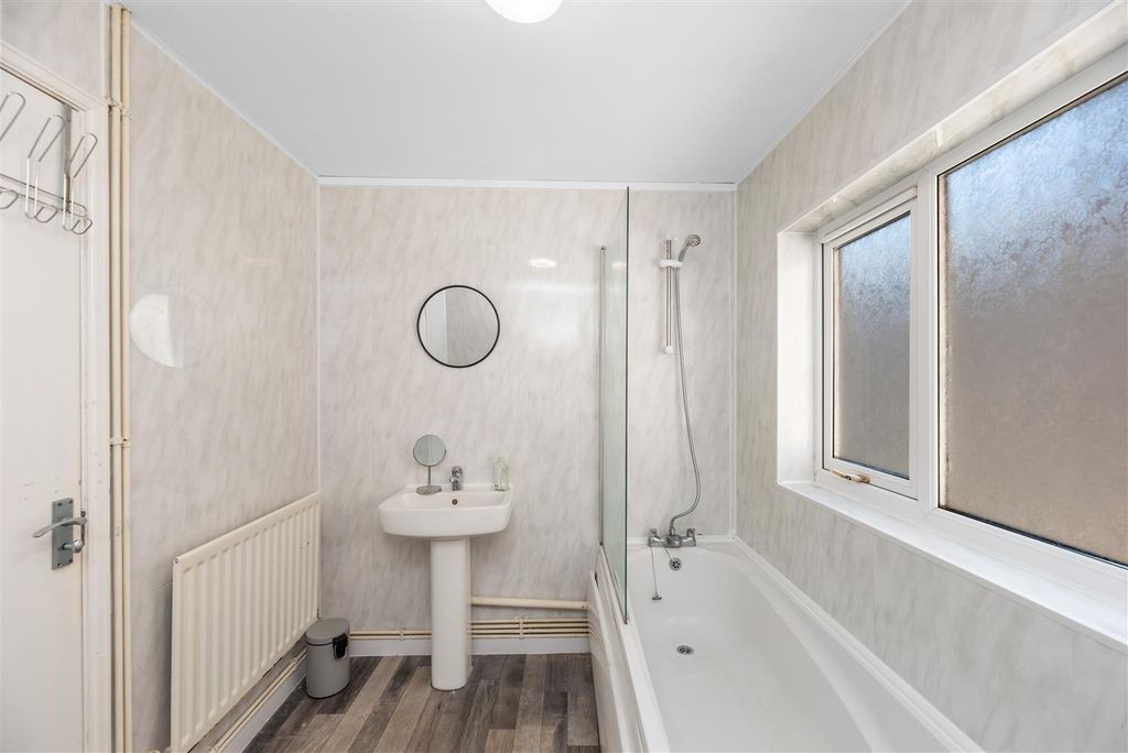 Property photo 3 of 17 Bathroom