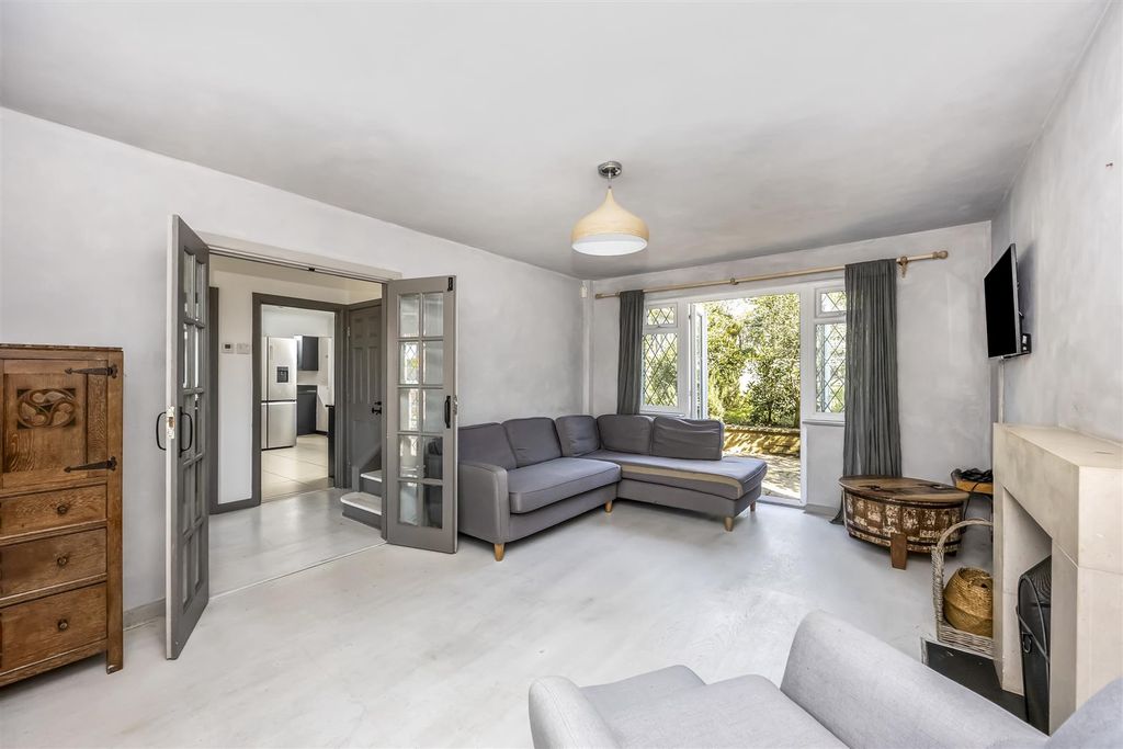 Property photo 3 of 20 Brangwyn Crescent 16-011.Jpg