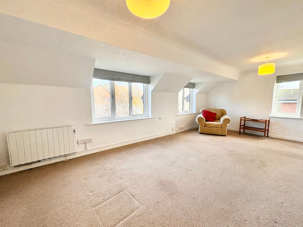 Property photo 3 of 6 Lounge