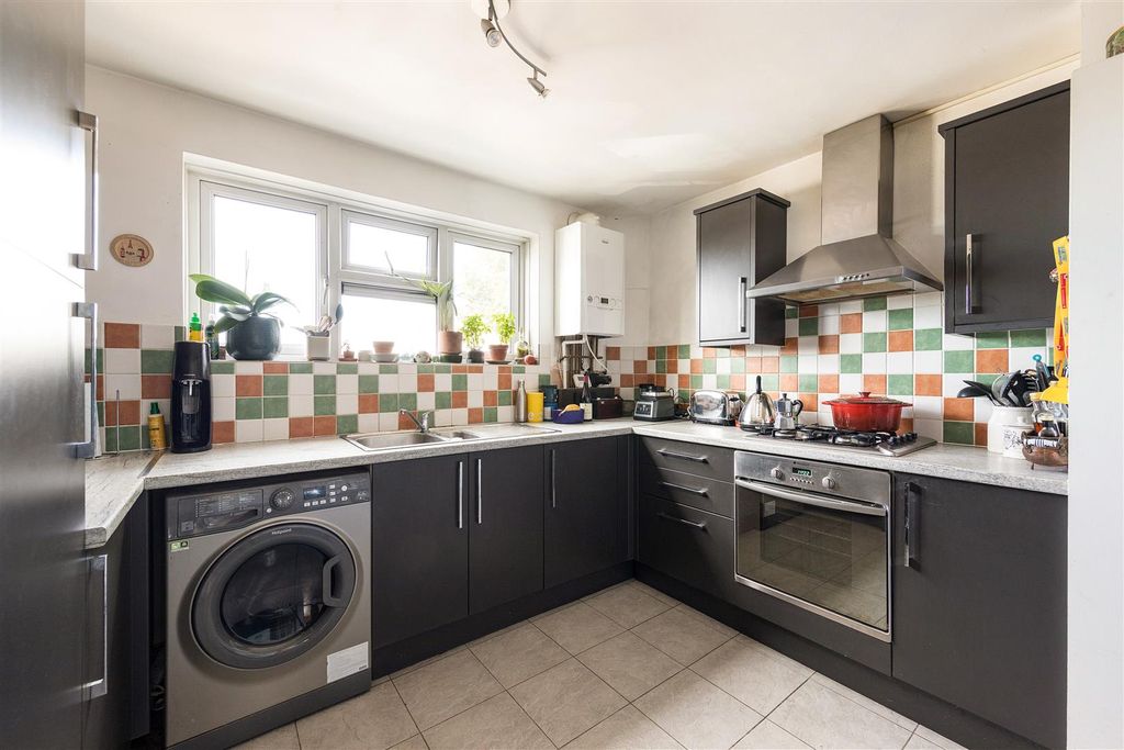Property photo 2 of 18 Tristram Close, E17