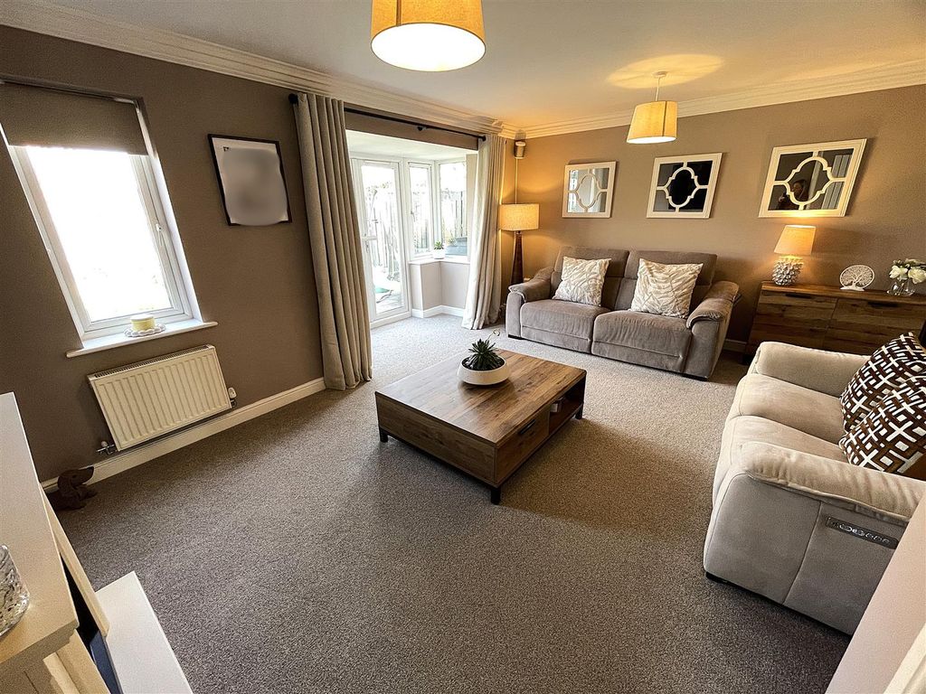 Property photo 3 of 34 Lounge