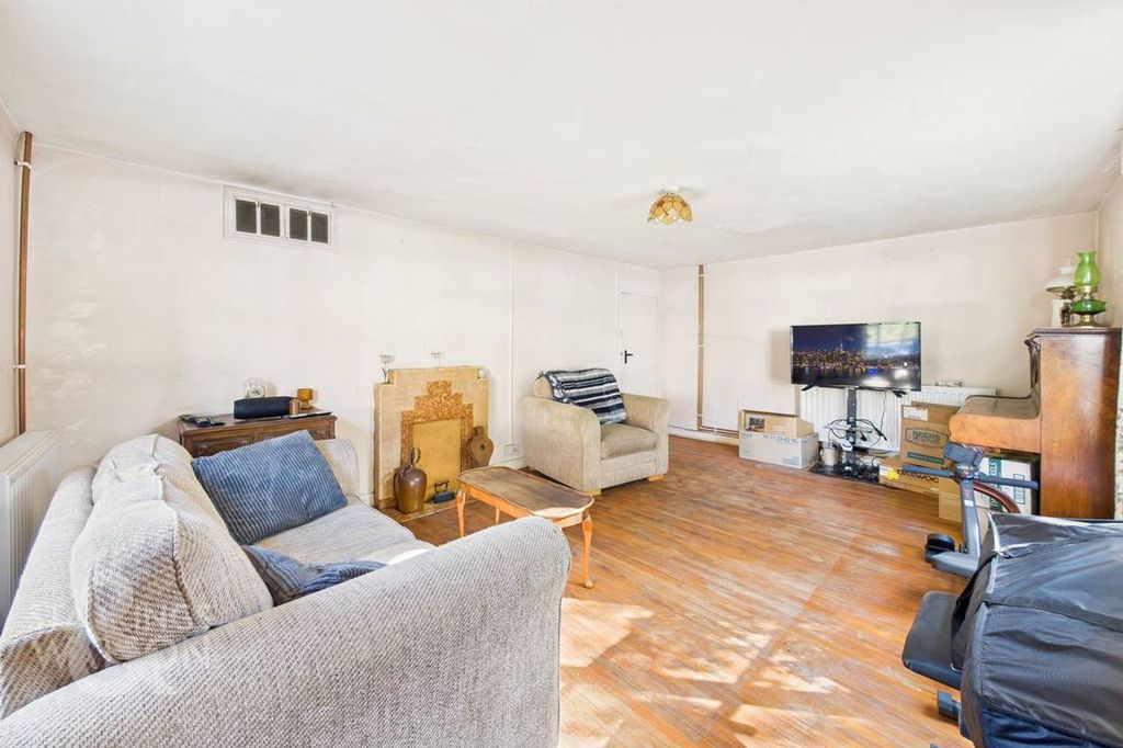 Property photo 2 of 25