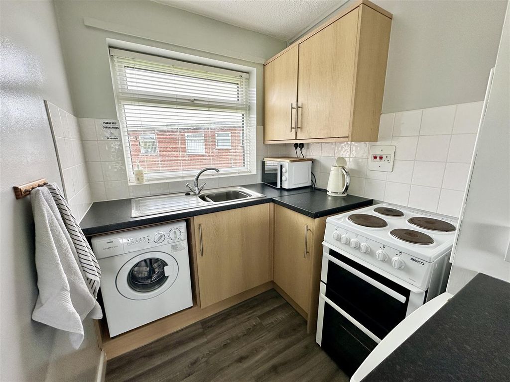 Property photo 3 of 10 Kitchen
