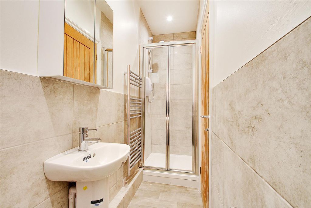 Property photo 1 of 11 Bathroom.Jpg