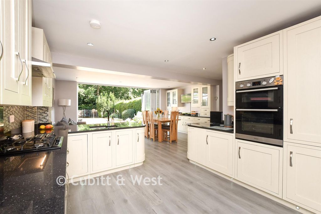 Property photo 1 of 24 Kitchen/Breakfast Room