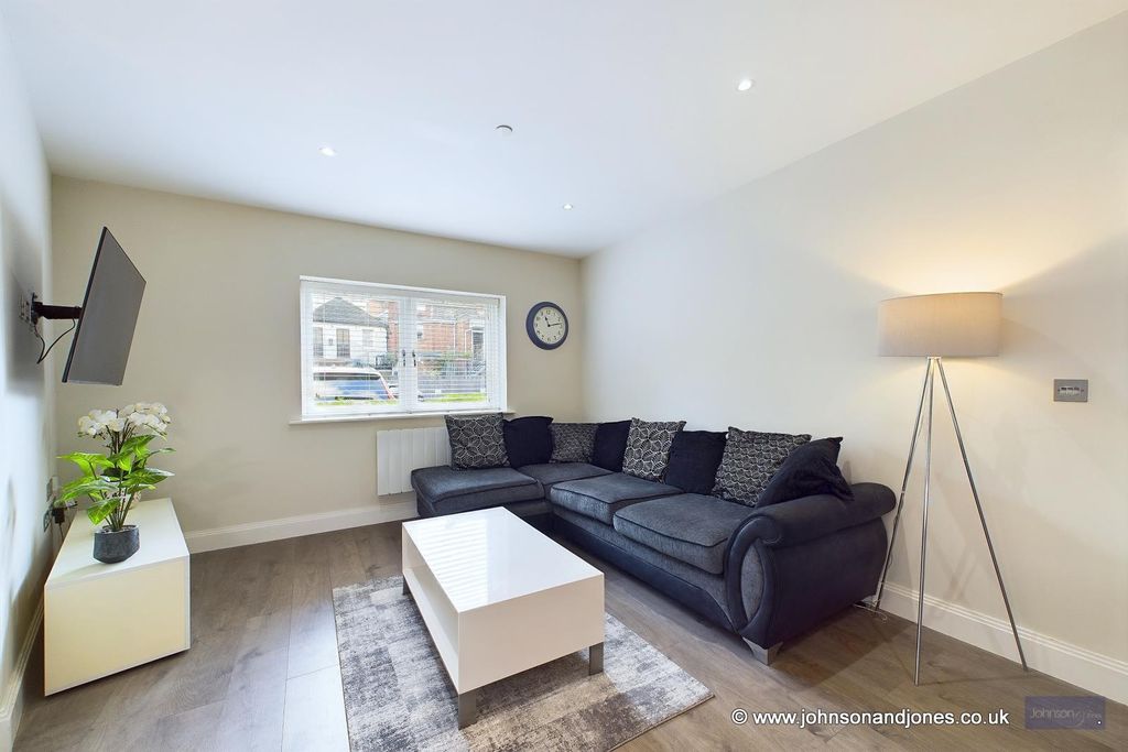 Property photo 3 of 14 3 Lounge.Jpg