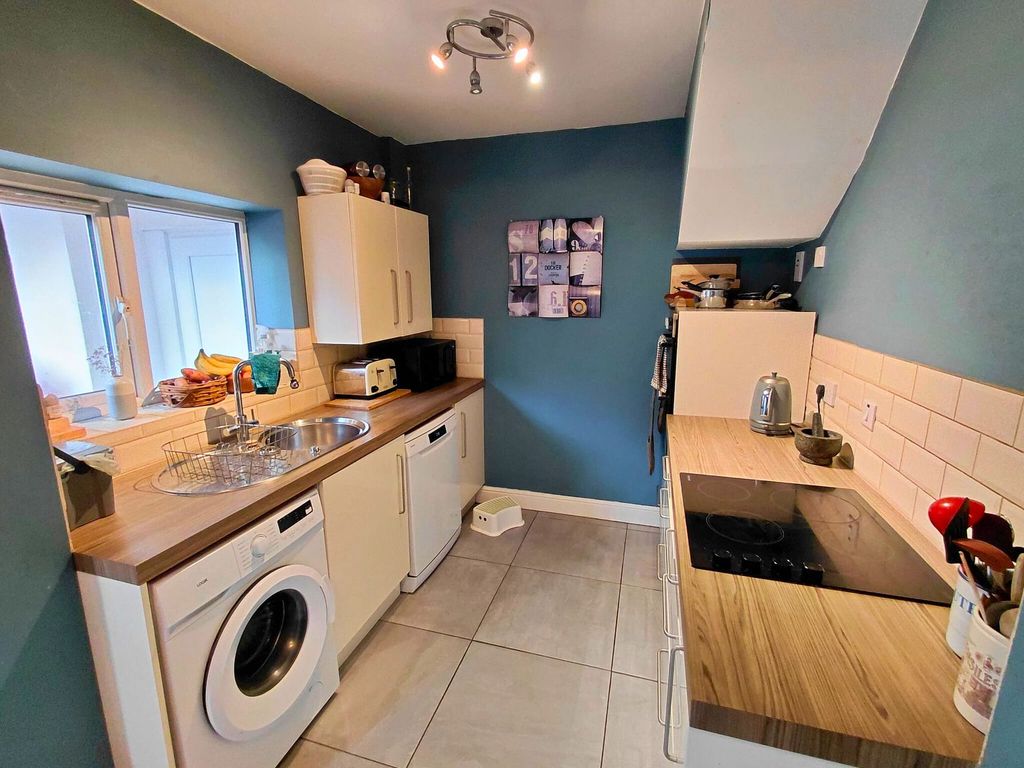 Property photo 2 of 11 Kitchen