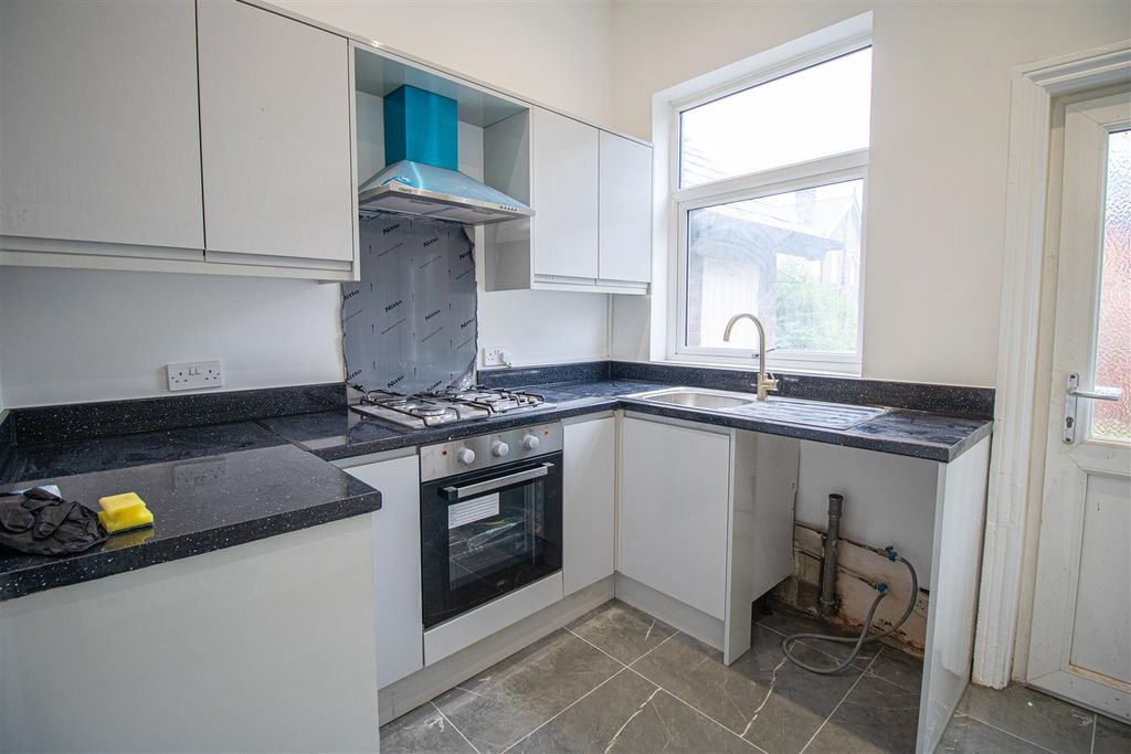 Property photo 3 of 7 Kitchen
