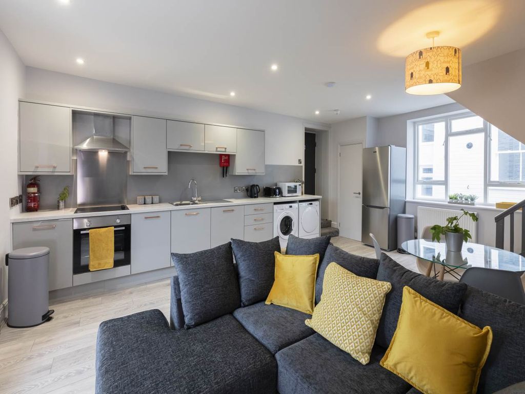 Property photo 3 of 7 Living