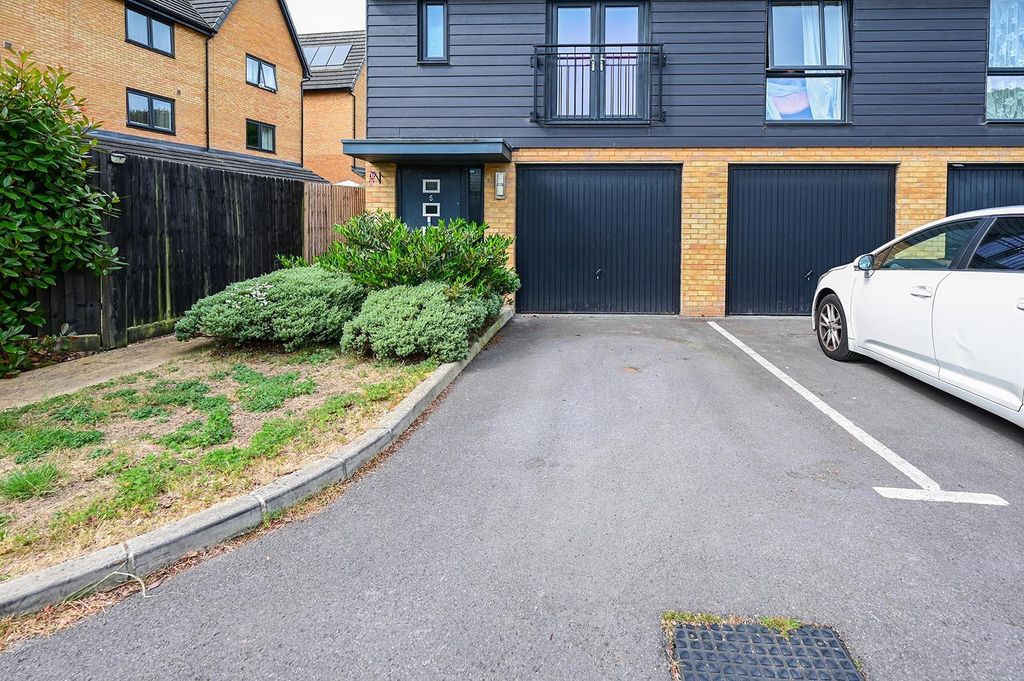 Property photo 3 of 20 Brassie Close