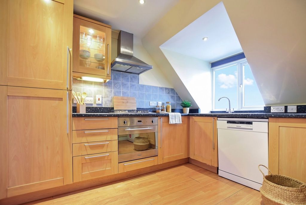 Property photo 3 of 7 Kitchen
