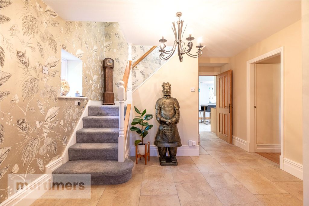 Property photo 3 of 27 Entrance Hall