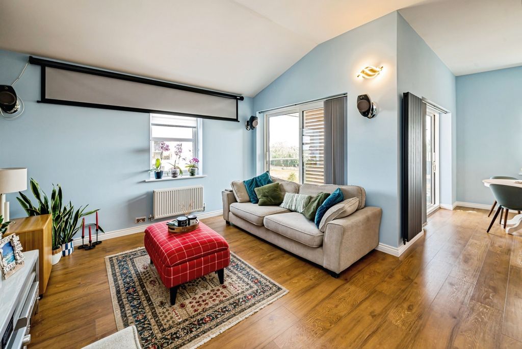 Property photo 2 of 16 Pbox-Img.Jpg