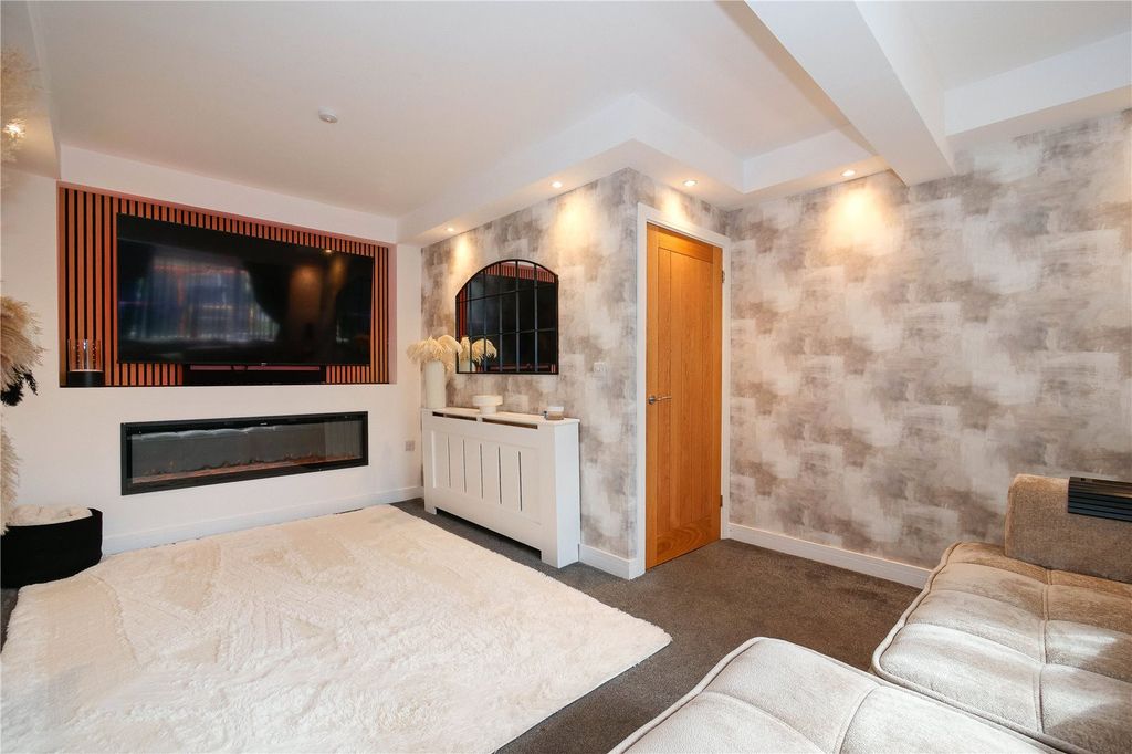 Property photo 2 of 28 Picture No. 11
