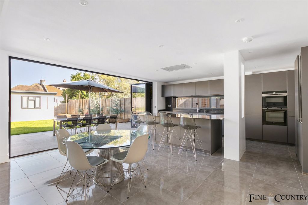 Property photo 2 of 31 Picture No. 16