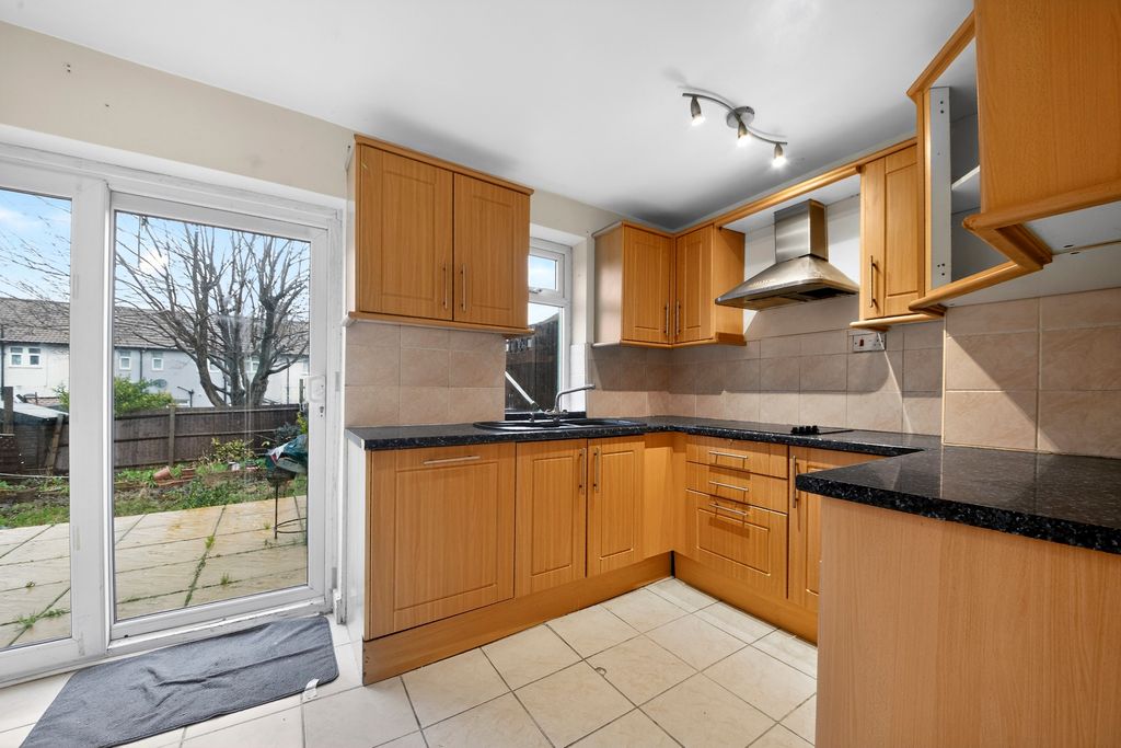 Property photo 3 of 19 Kitchen