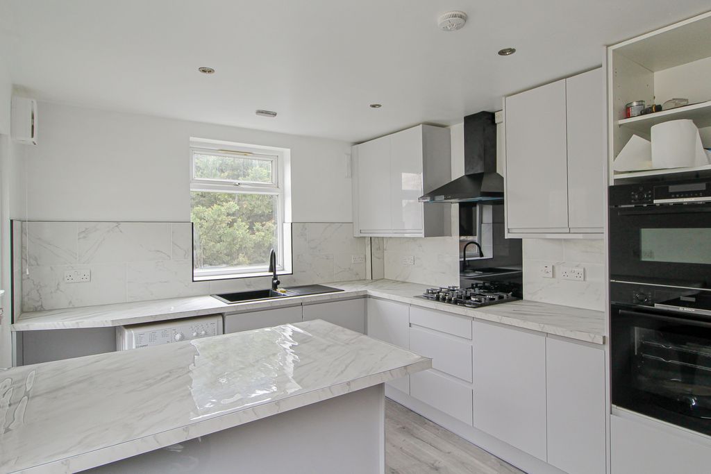 Property photo 1 of 6 Stunning 1-Bed Apartment With Private Garden &amp; Office In E4