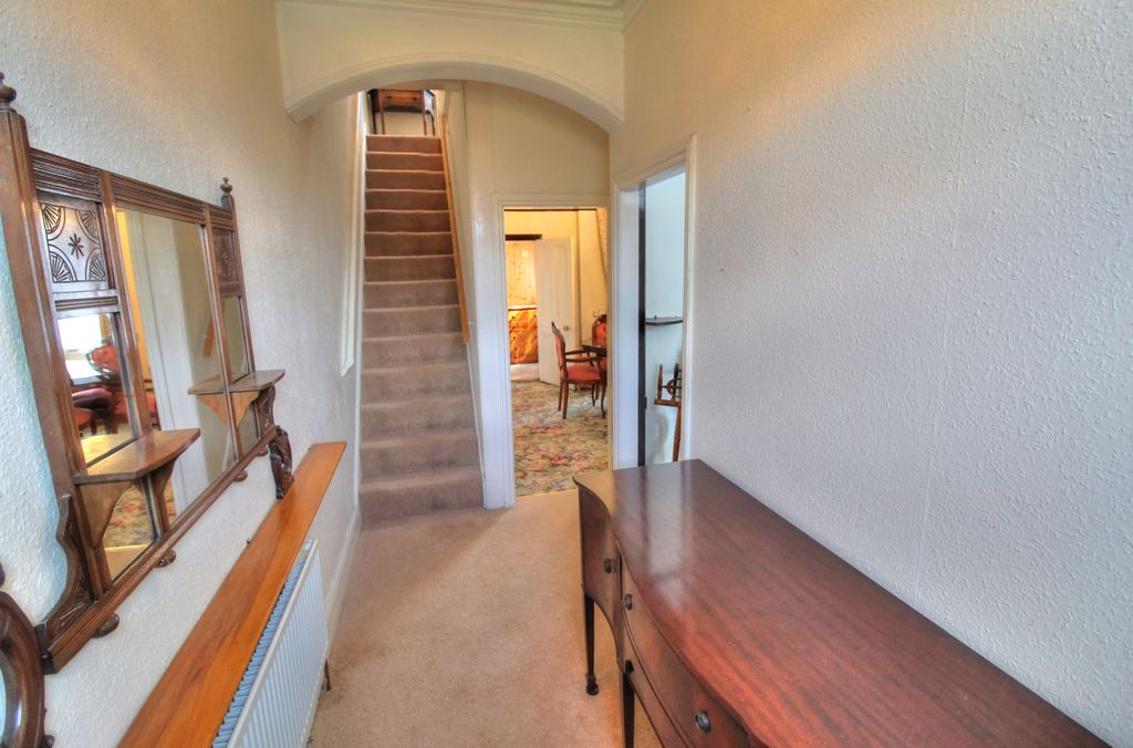 Property photo 3 of 20 Entrance Hall