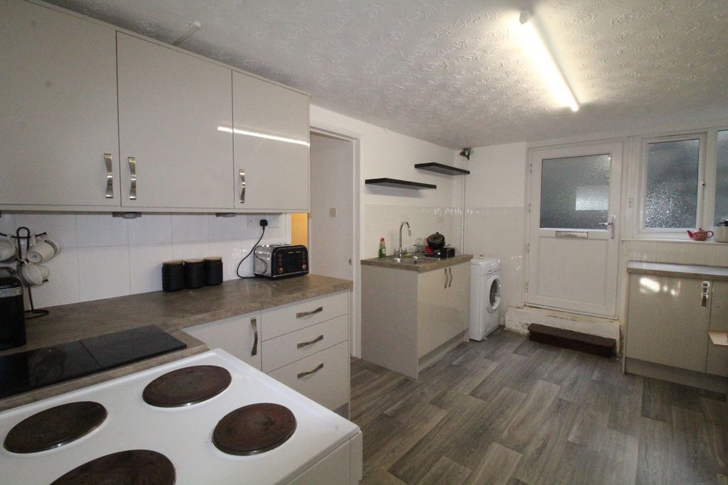 Property photo 3 of 10 Kitchen 2