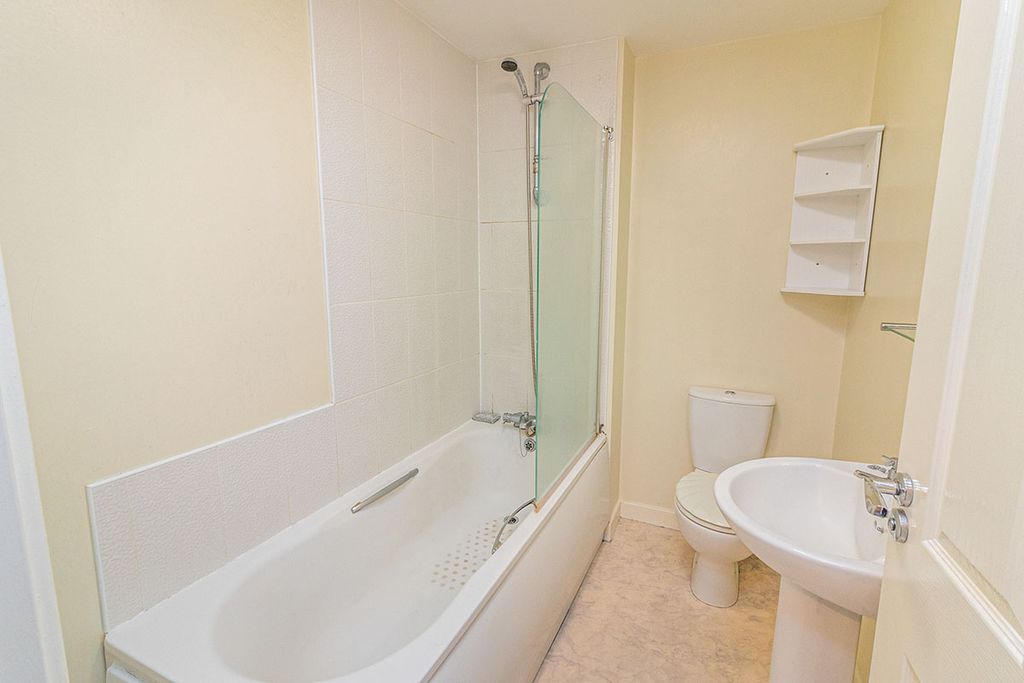 Property photo 3 of 8 Bathroom