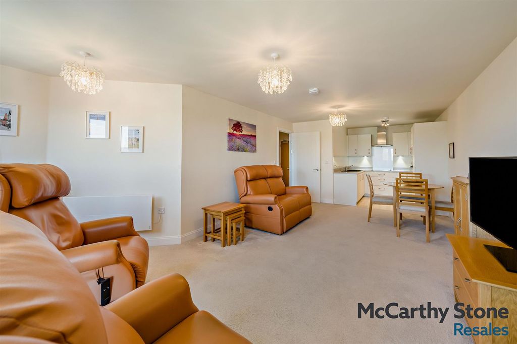 Property photo 3 of 20 8689384-Interior05-800.Jpg