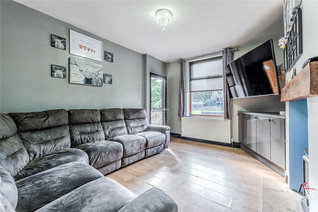 Property photo 3 of 15 Lounge