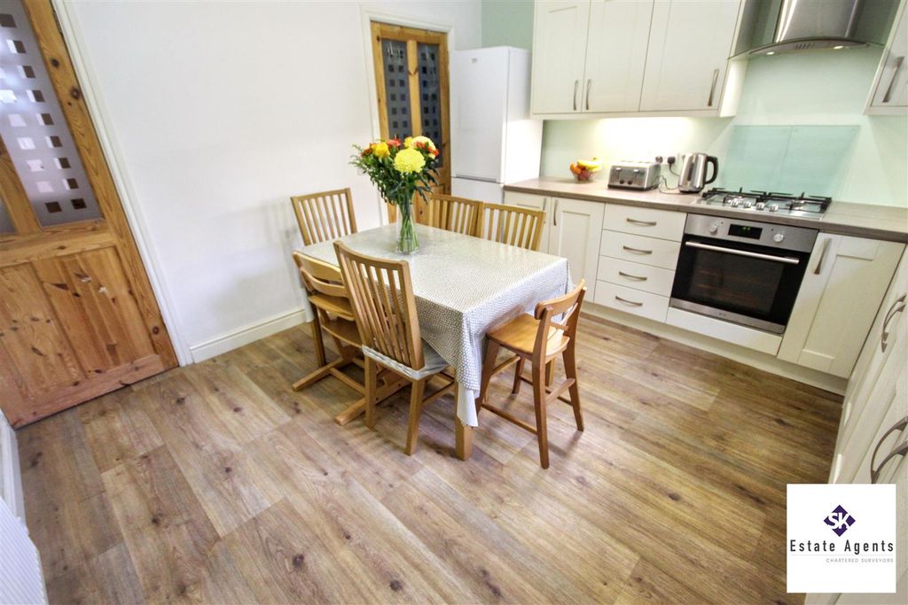 Property photo 3 of 20 Dining Kitchen