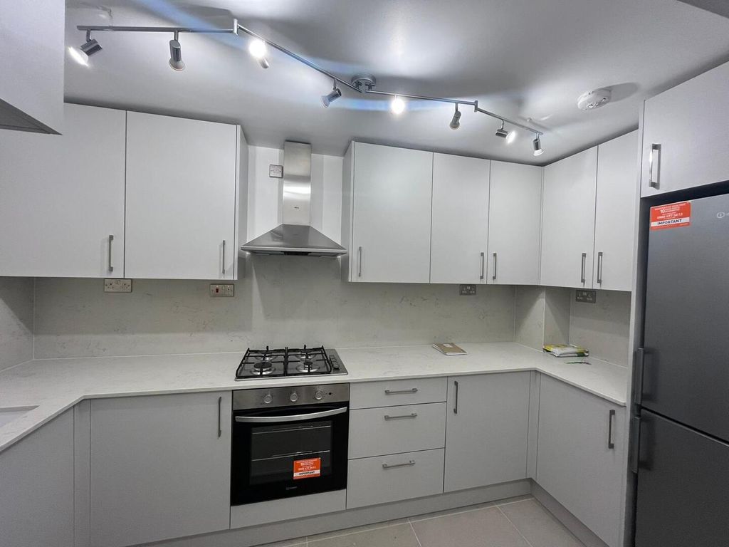 Property photo 3 of 8 Kitchen