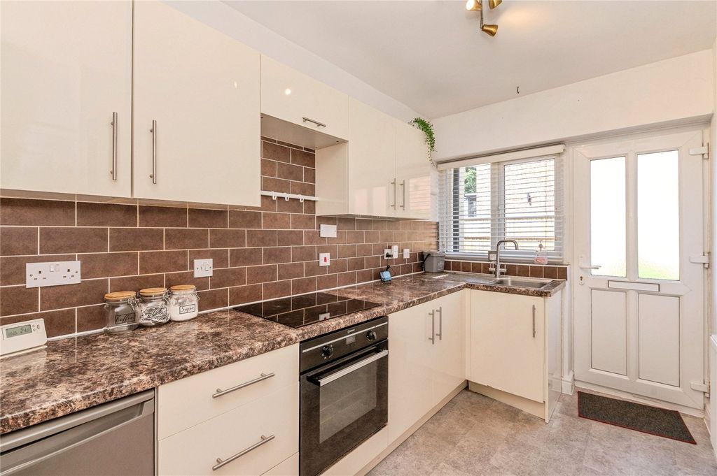 Property photo 1 of 11 Kitchen