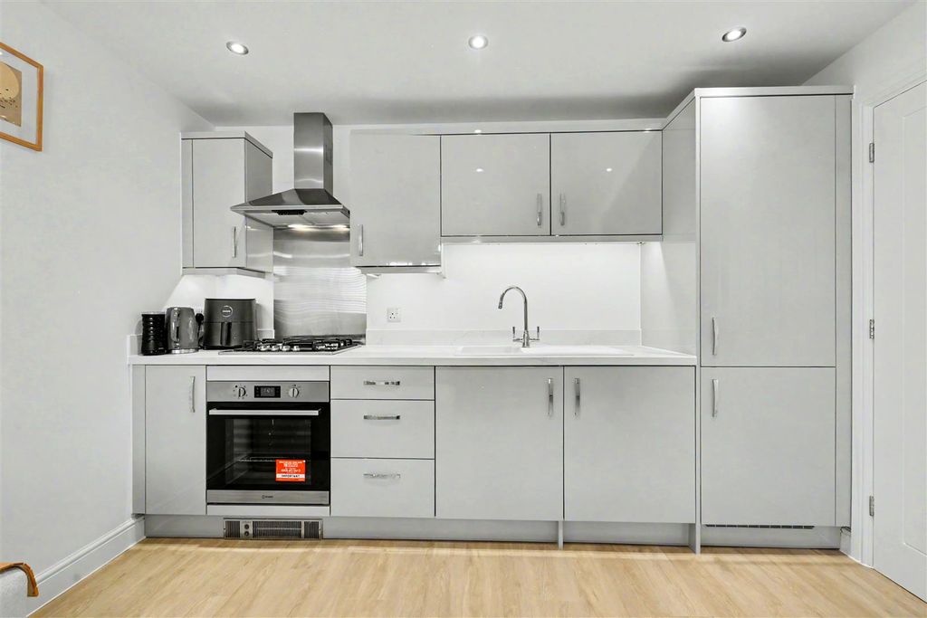 Property photo 2 of 17 Kitchen (2).Jpeg