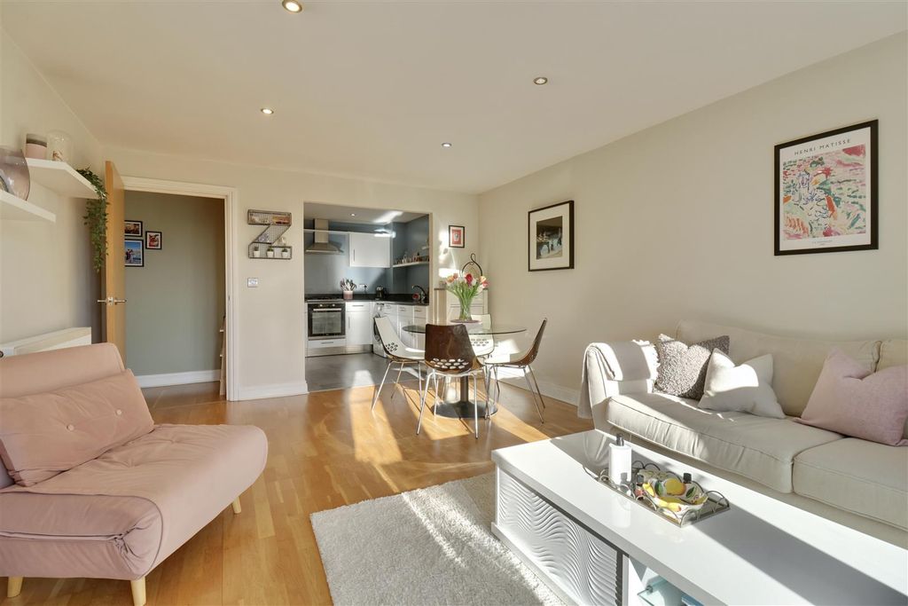 Property photo 3 of 21 Lounge/Diner