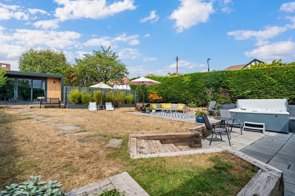 Property photo 3 of 16 Garden