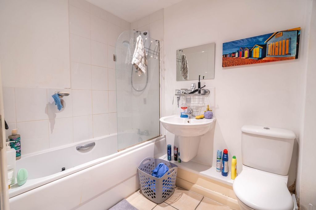 Property photo 3 of 11 Bathroom