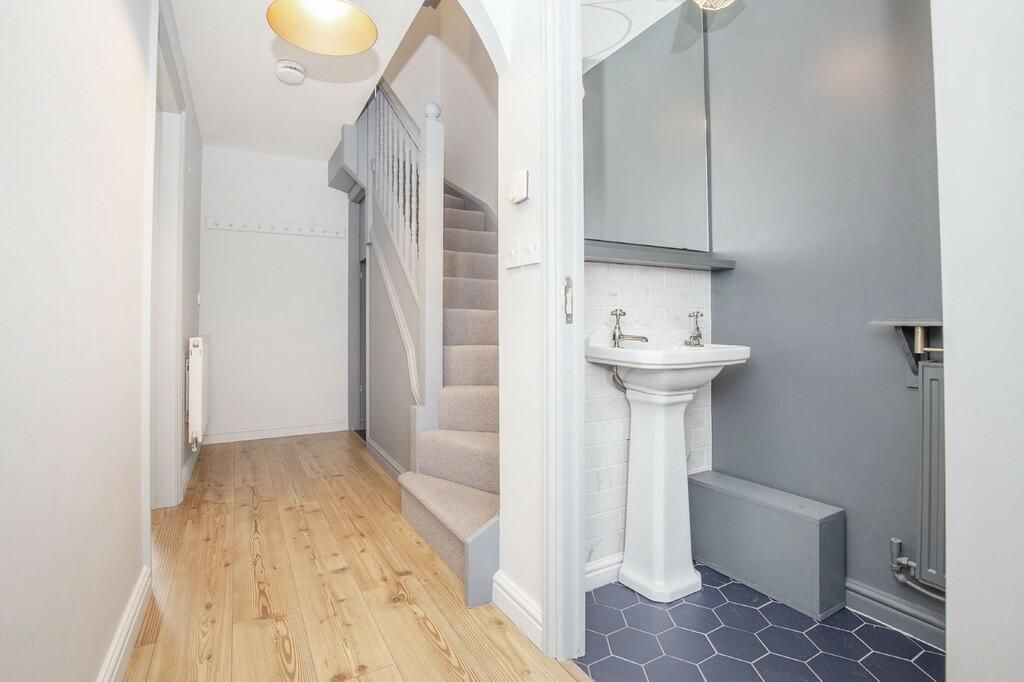 Property photo 3 of 14 Entrance Hall