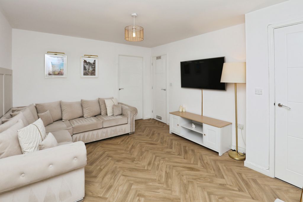 Property photo 3 of 15 Lounge