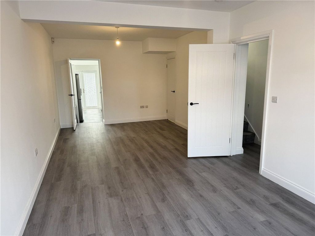 Property photo 3 of 11 Picture No. 14