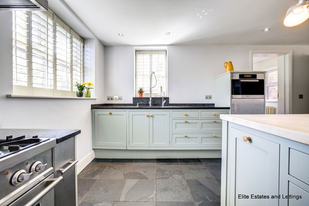 Property photo 2 of 37 02-10