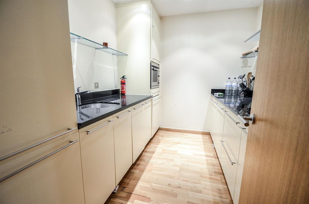 Property photo 2 of 11 Hosier Lane