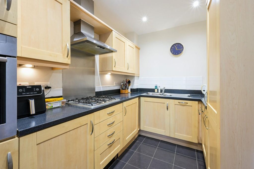 Property photo 3 of 10 Mott House, 11 - (8).Jpg