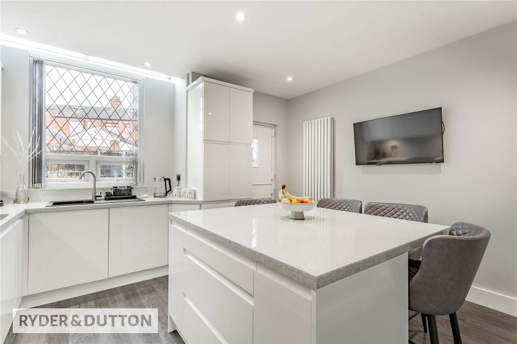 Property photo 3 of 18 Kitchen