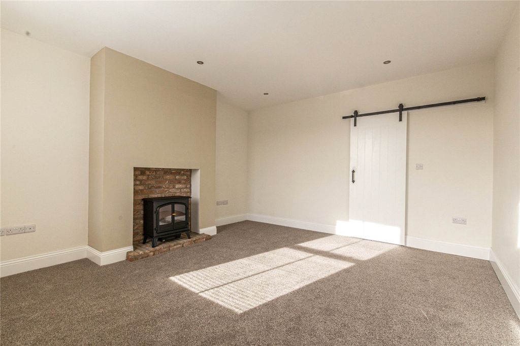 Property photo 2 of 33 Lounge