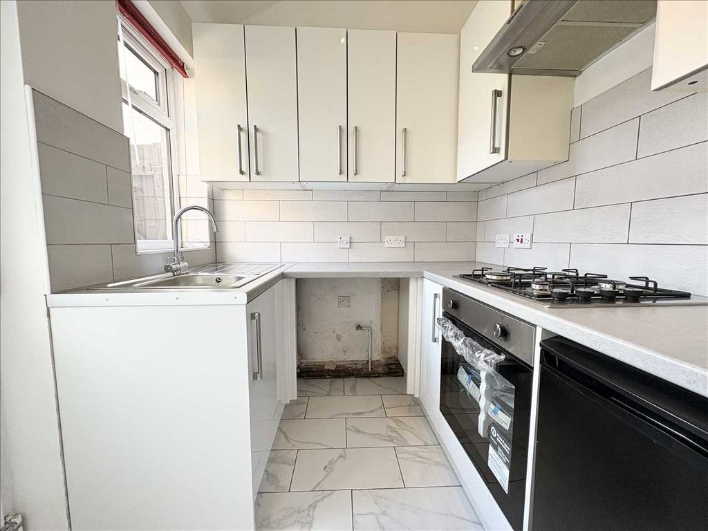 Property photo 2 of 18 Kitchen